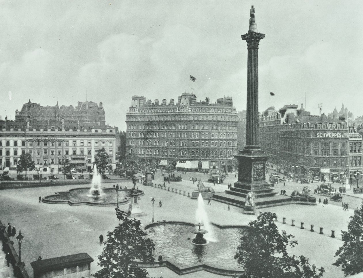 Coluna de Nelsons, Trafalgar Square, Westminster LB: olhando para o sudeste, 1895 de English Photographer