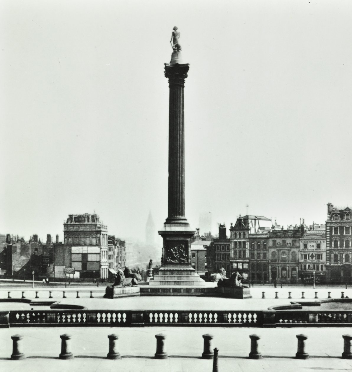 Coluna de Nelsons, Trafalgar Square, Westminster LB: olhando para o sul da National Gallery, 1870 de English Photographer