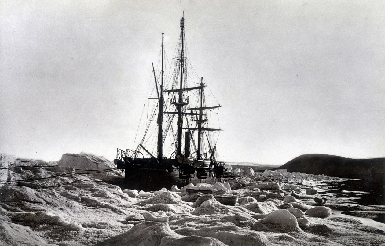 Pólo Norte:" Alerta" cortado perto do cabo Beechey, canal Robeson - em "Narrative of a voyage to the Polar See during 1875-76", G.S. Nares, ed. Londres de English Photographer