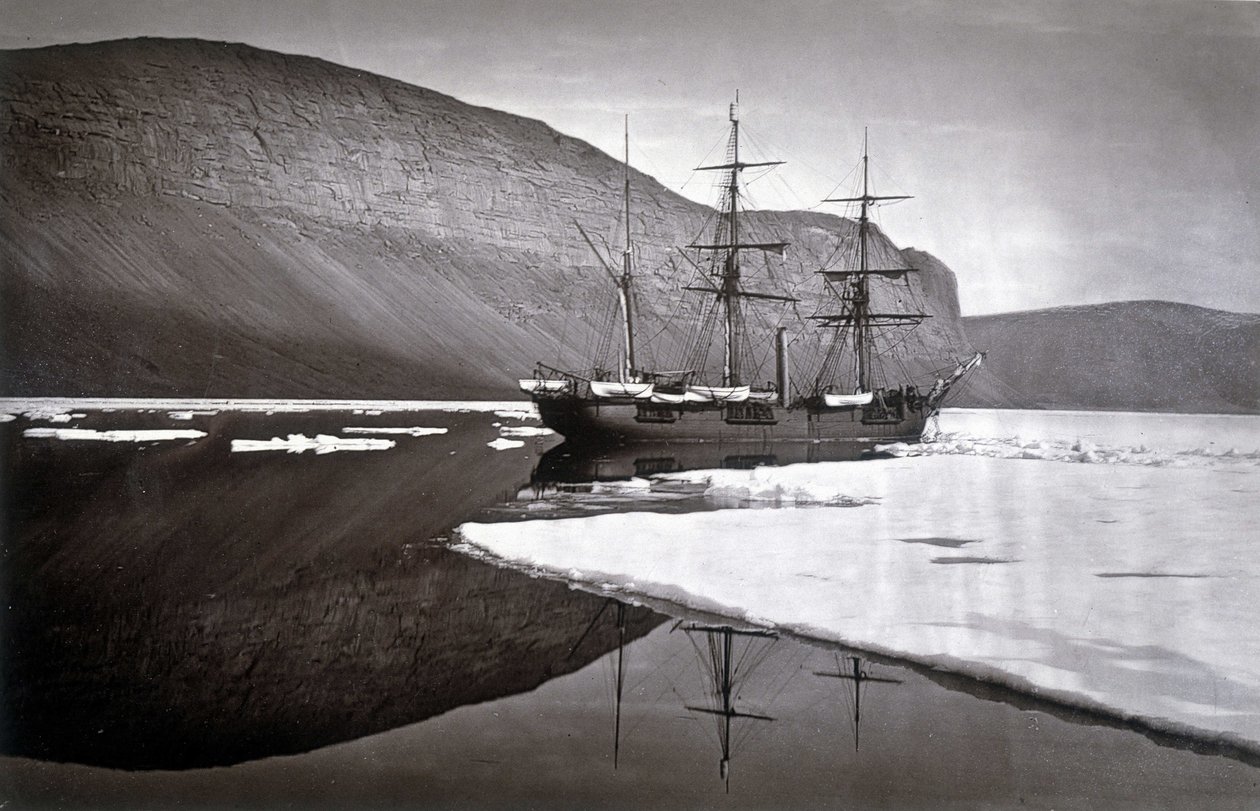 Pólo Norte: Parado pelo gelo do cabo Prescott - em "Narrativa de uma viagem à Sé Polar durante 1875-76", G.S. Nares, ed. Londres de English Photographer