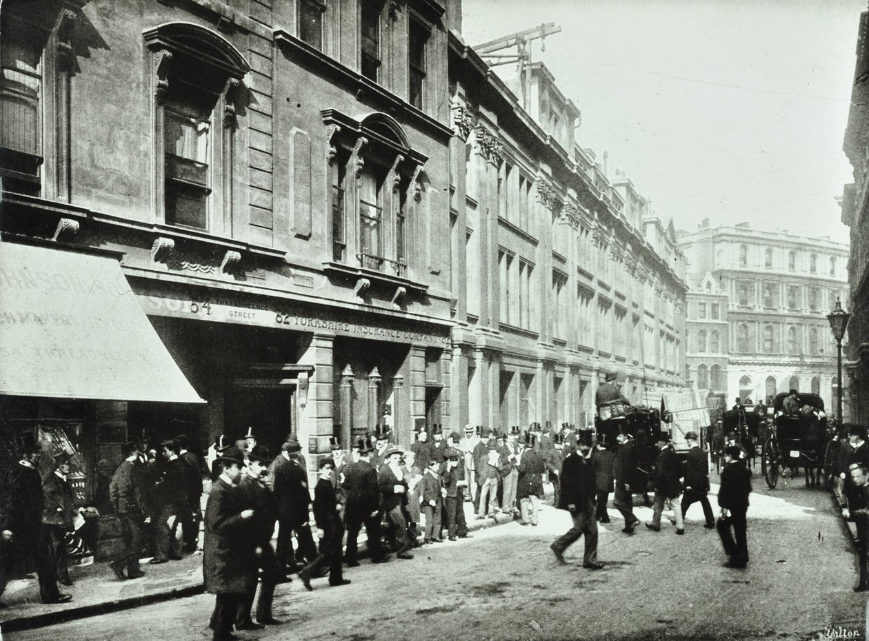 Old Broad Street, entrada para bolsa de valores, cidade de Londres, 1890 de English Photographer