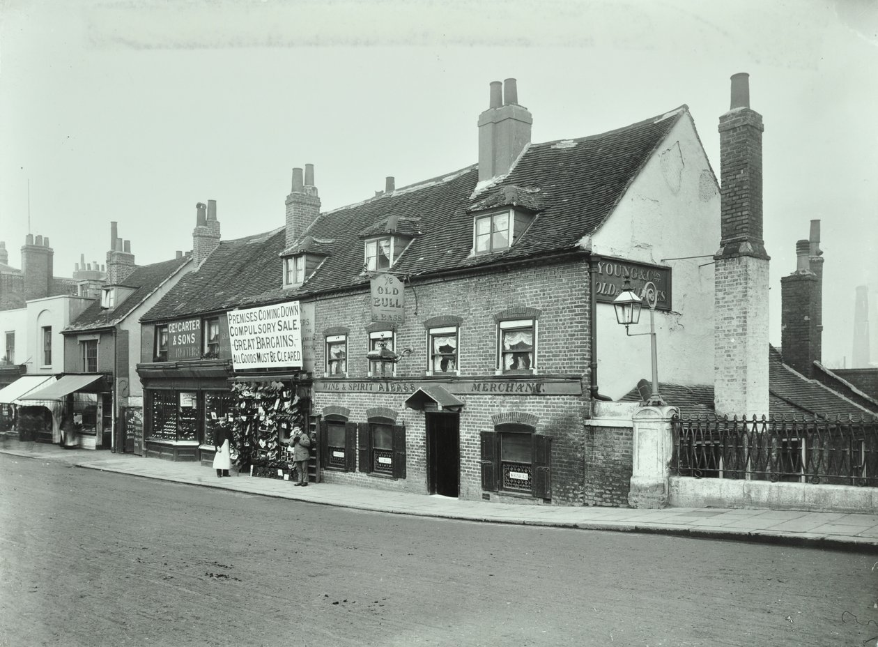 Old Bull, Wandsworth High Street, 1897 de English Photographer