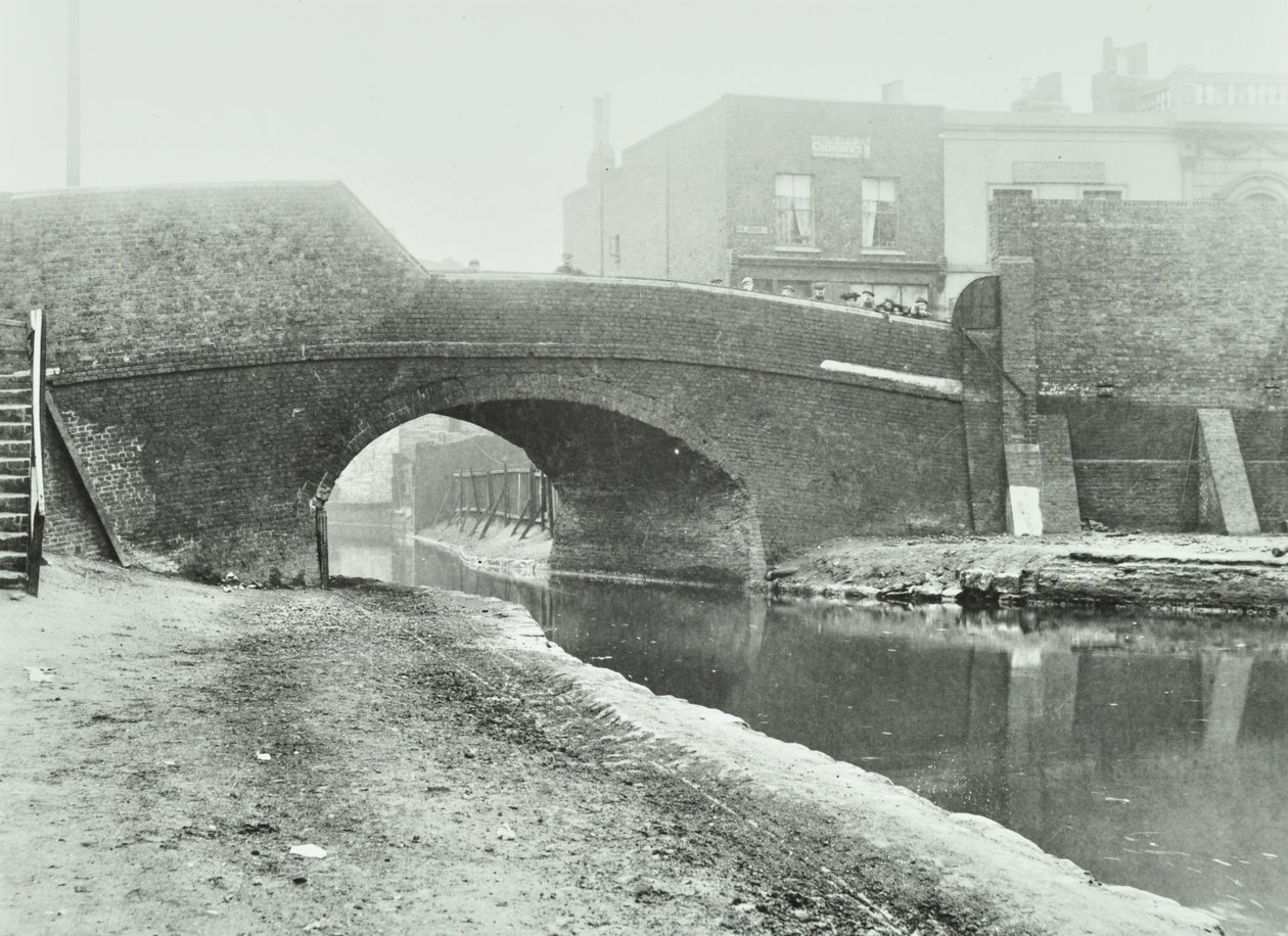 Ponte Velha da Vitória, 1895 de English Photographer