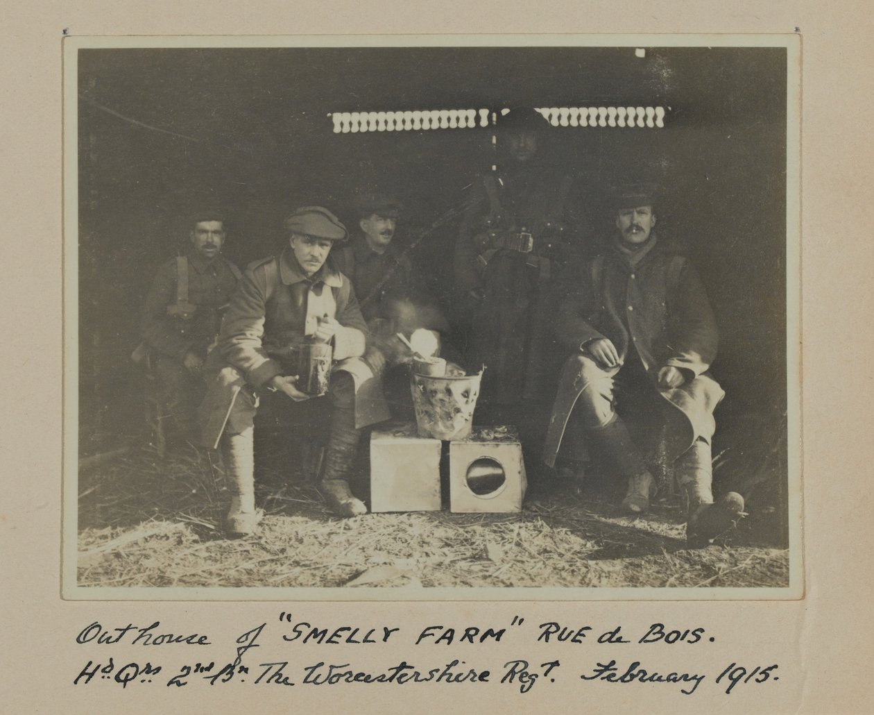 Outhouse of SMELLY FAZER Rue de Bois. Hd. Qrs 2º Bn O Worcestershire Regt. Fevereiro de 1915 de English Photographer