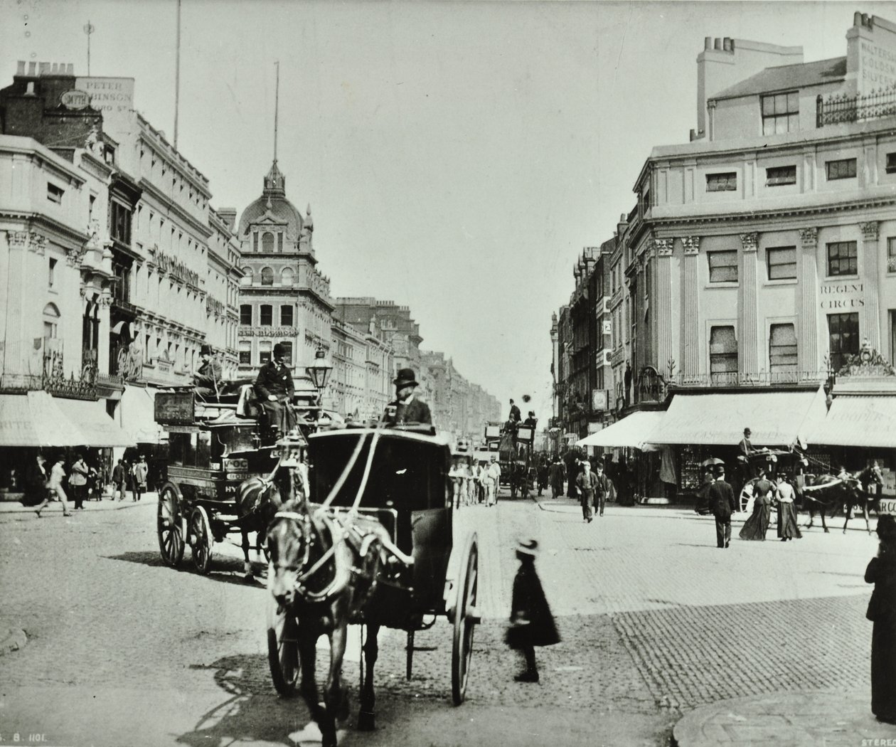 Oxford Circus, Westminster LB: olhando para o leste, 1890 de English Photographer