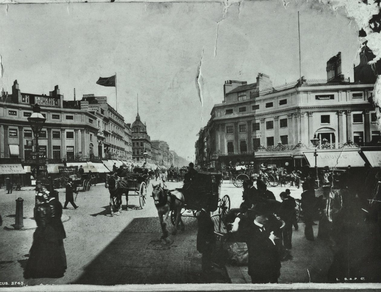 Oxford Circus, Westminster LB: olhando para o leste, 1895 de English Photographer