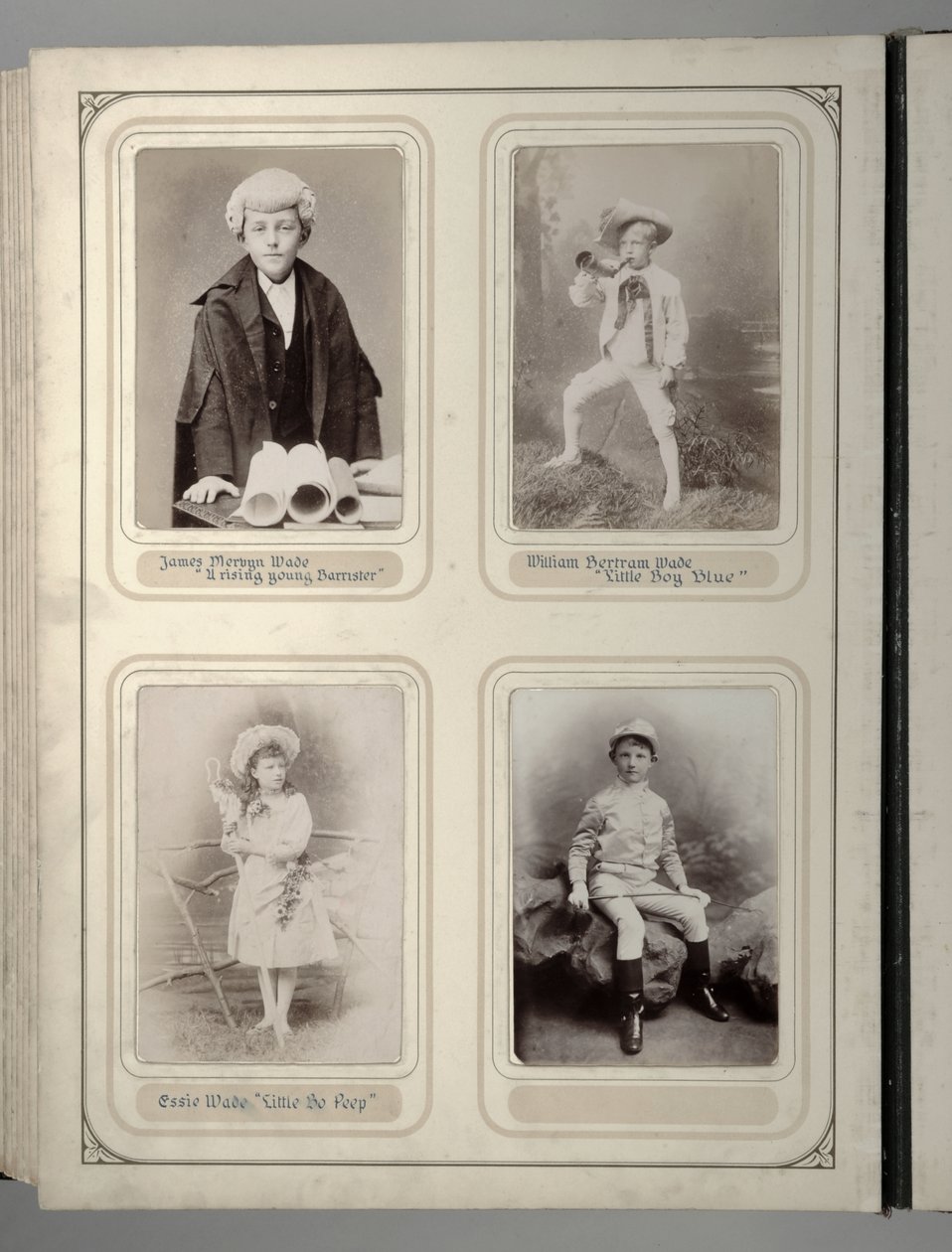 Página de um álbum de recordações do Baile de Fantasia Juvenil, Leeds de English Photographer