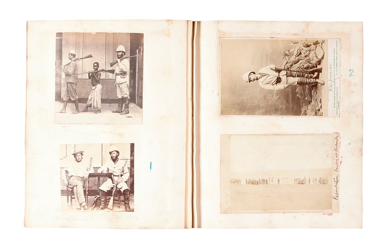 Páginas de um álbum pertencente a Henry Morton Stanley (foto p - b) de English Photographer