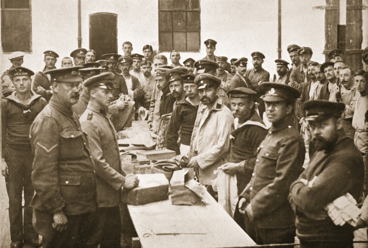 Parcels Arriving from Home, Handforth, ilustração de prisioneiros alemães na Grã-Bretanha (photogravura) de English Photographer