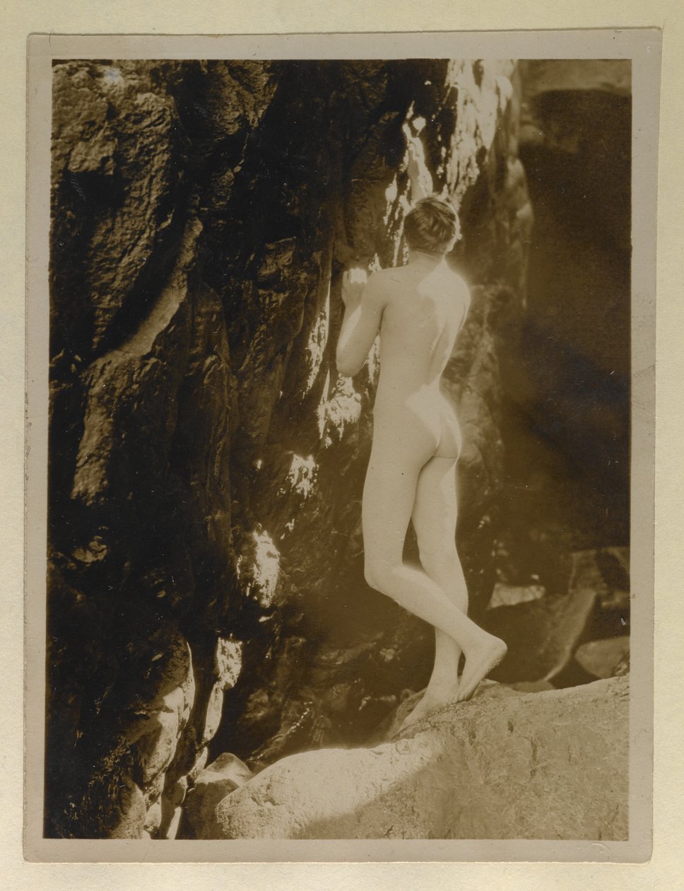 Fotografia de Alistair Graham nu, guardada com a sua carta a Evelyn Waugh, c.1924 (impressão em prata gelatina) de English Photographer