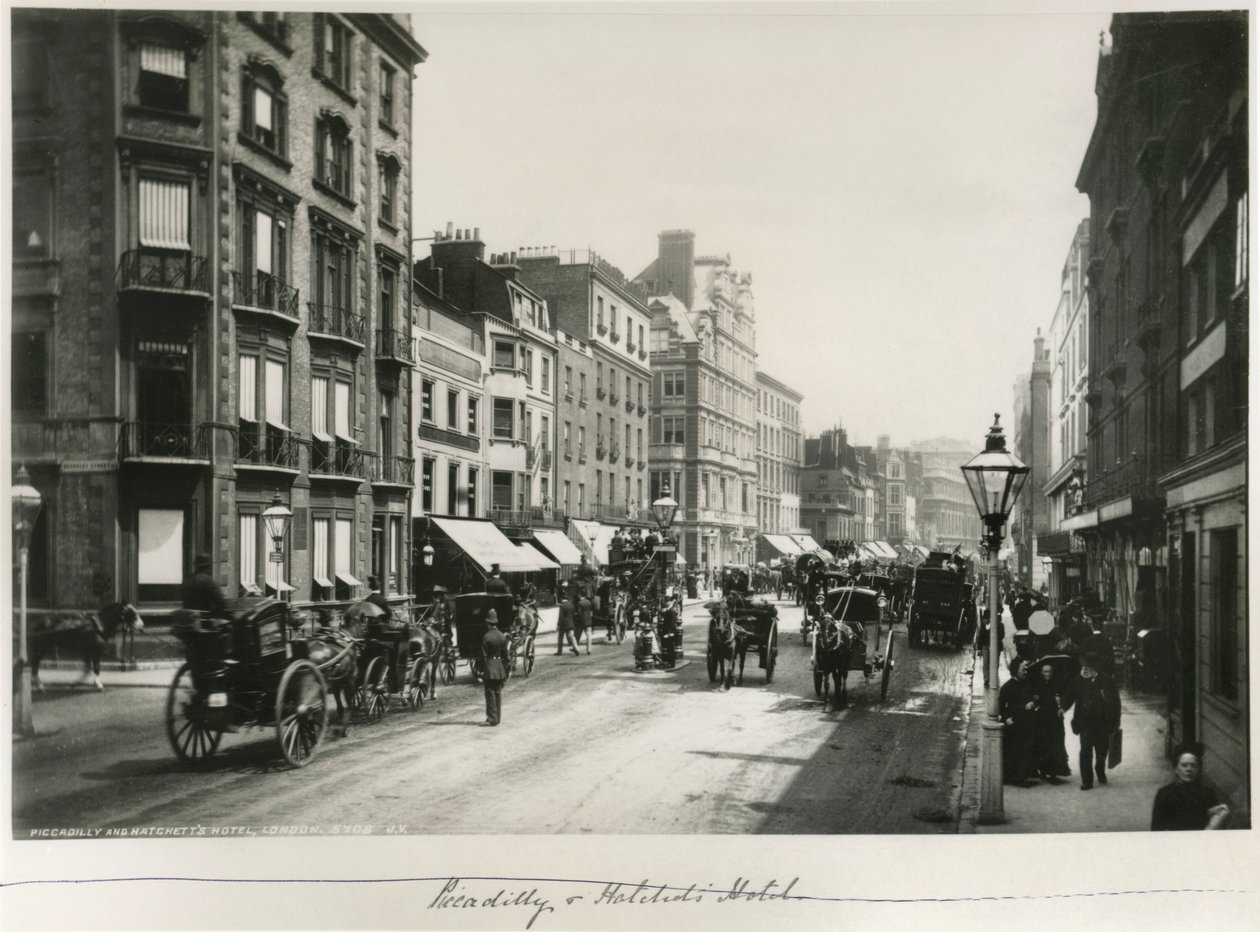 Piccadilly and Hatchett&39;s Hotel, Londres, c.1887 (impressão de albume) de English Photographer