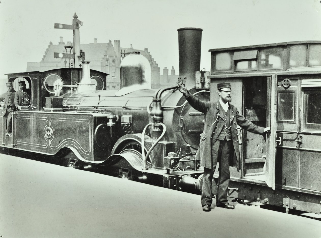 Plataforma Porter em uma estação ferroviária, 1885 de English Photographer
