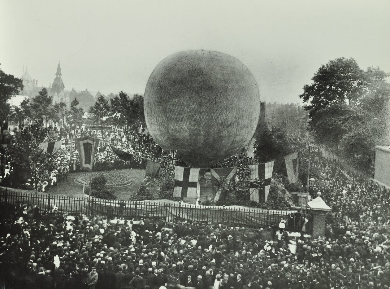 Chão de Recreação Poplar: multidões assistir a um balão de ar quente, 1892 de English Photographer
