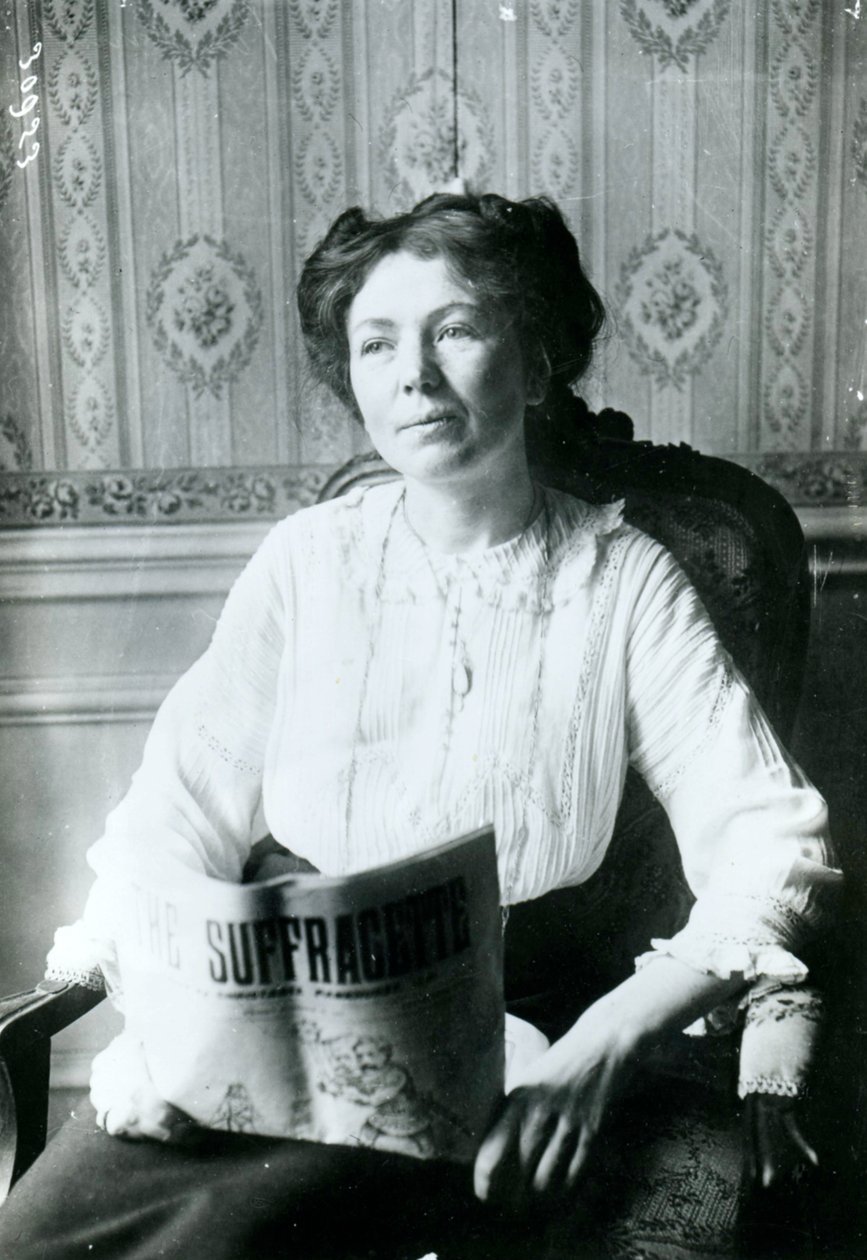 Retrato de Christabel Pankhurst lendo uma cópia da Suffragette c.1905 de English Photographer