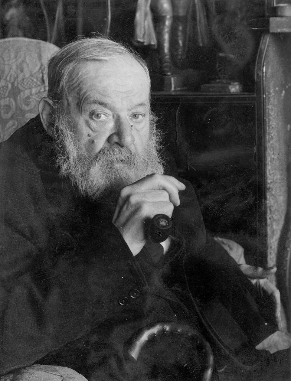 Retrato de Hilaire Belloc, em sua casa, Kings Land, Shipley, West Sussex de English Photographer
