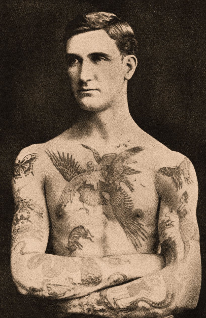 Retrato de um homem tatuado por Sutherland MacDonald de English Photographer