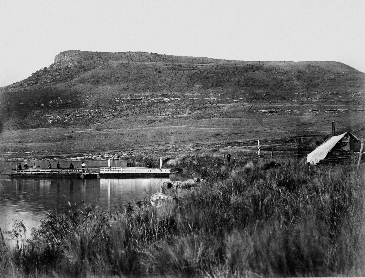 Poste na Rorkes Drift com a Signal Hill à distância, 1879 de English Photographer