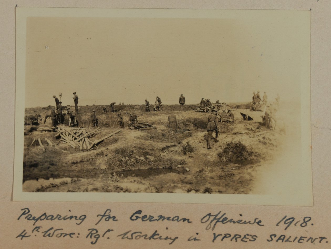 Preparando-se para a ofensiva alemã de 1918, 1918. 4o. Worc: Rgt. Trabalhando no YPRES SALIENT de English Photographer