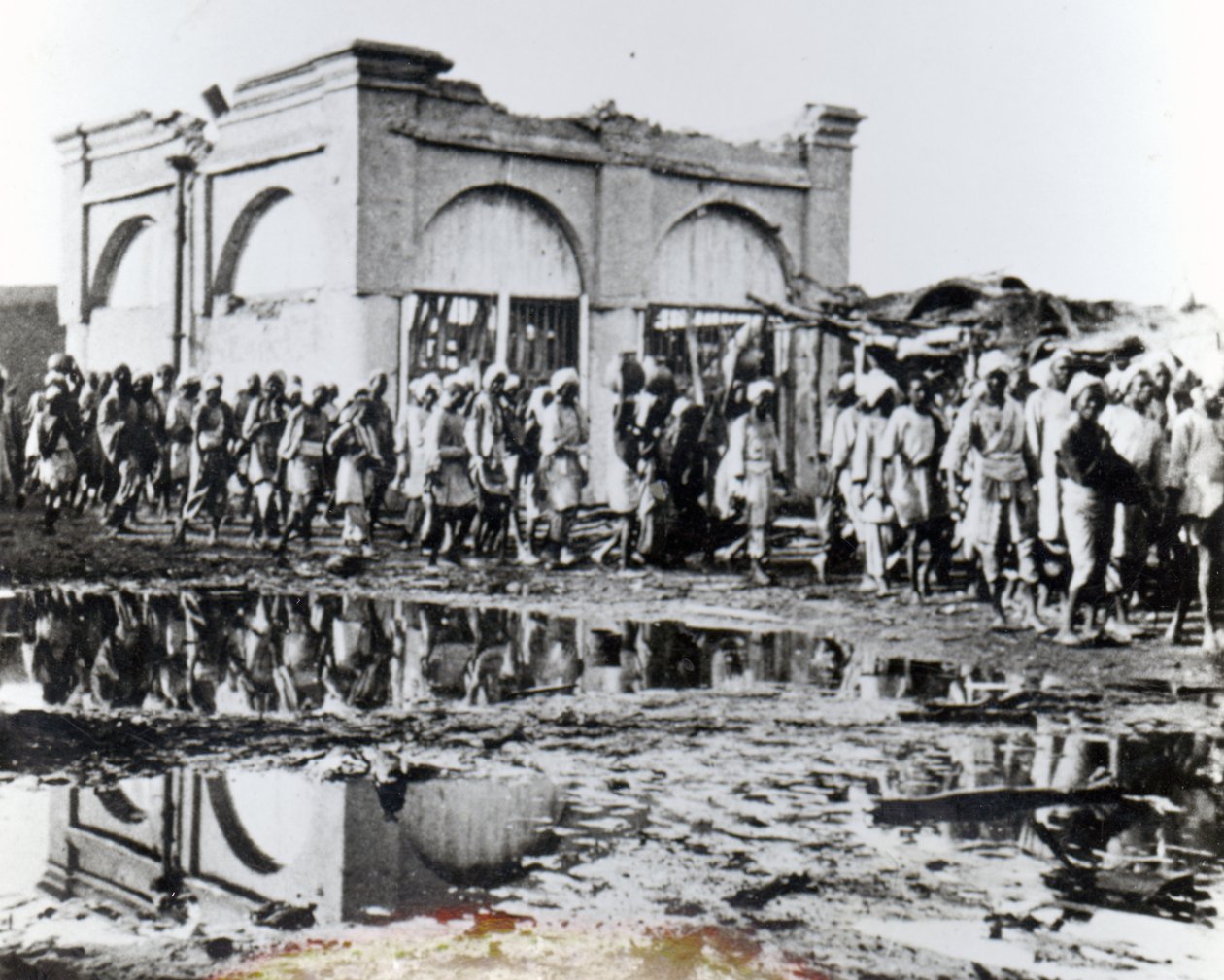 Prisioneiros passando pelo Mihrab, a Casa de Oração do Califa, 1898 de English Photographer