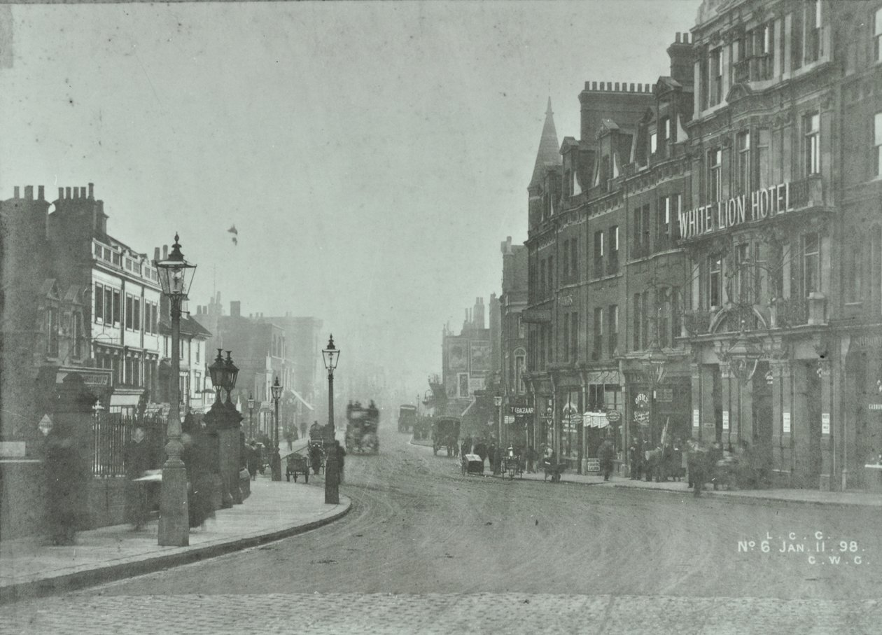 Putney Bridge: estrada de aproximação da Putney High Street, 1898 de English Photographer