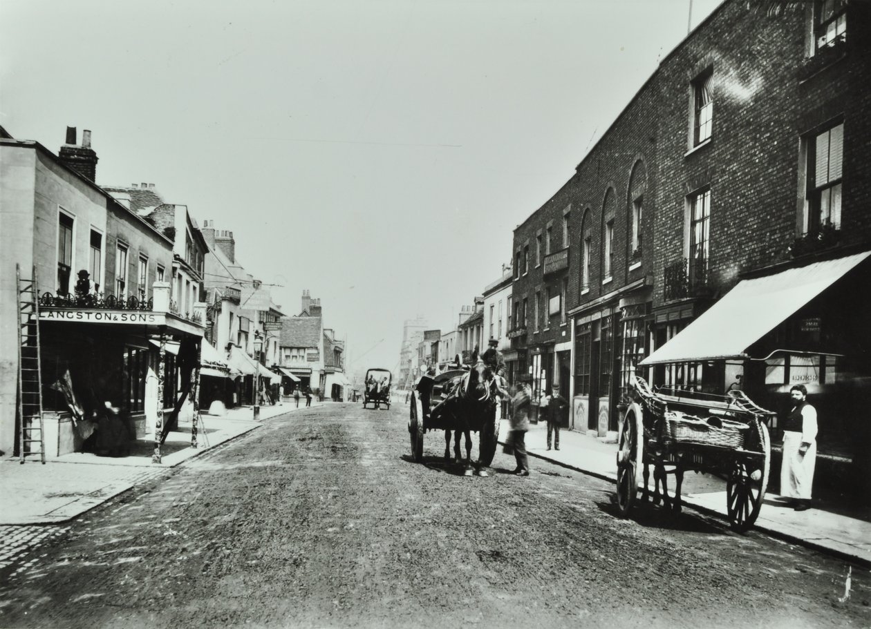 Putney High Street, olhando em direção a ponte, 1885 de English Photographer