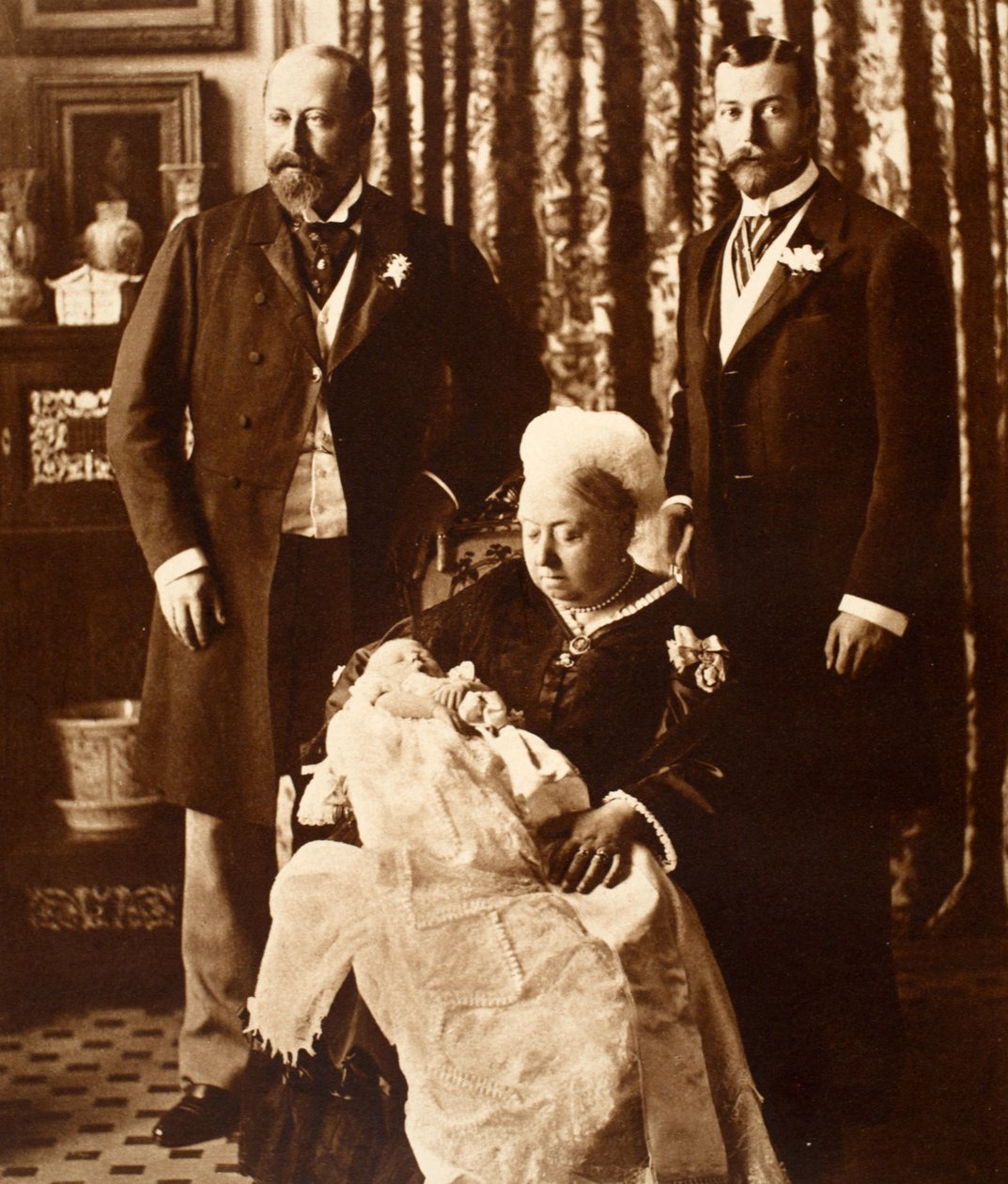 Rainha Victoria segurando o rei Edward VIII em seu batizado em 16 de julho de 1894 de English Photographer