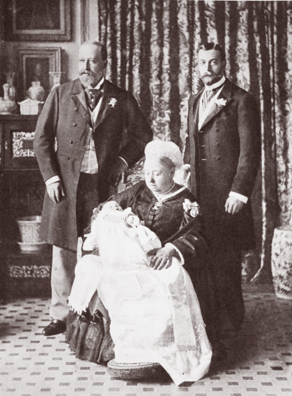 Rainha Victoria segurando o rei Edward VIII em seu batizado em 16 de julho de 1894 de English Photographer