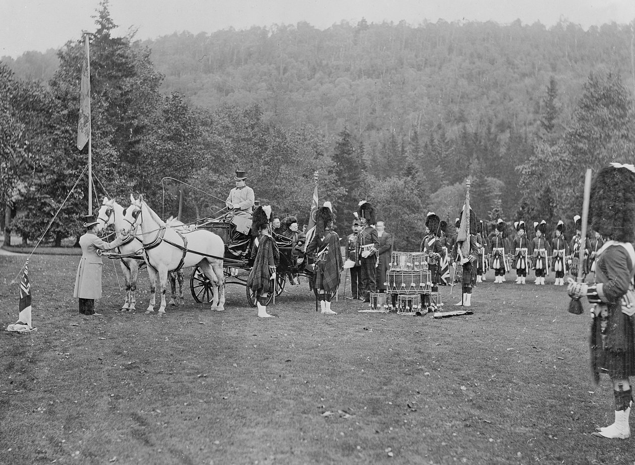 Rainha Victoria apresentando cores para os Cameron Highlanders, 1873 de English Photographer