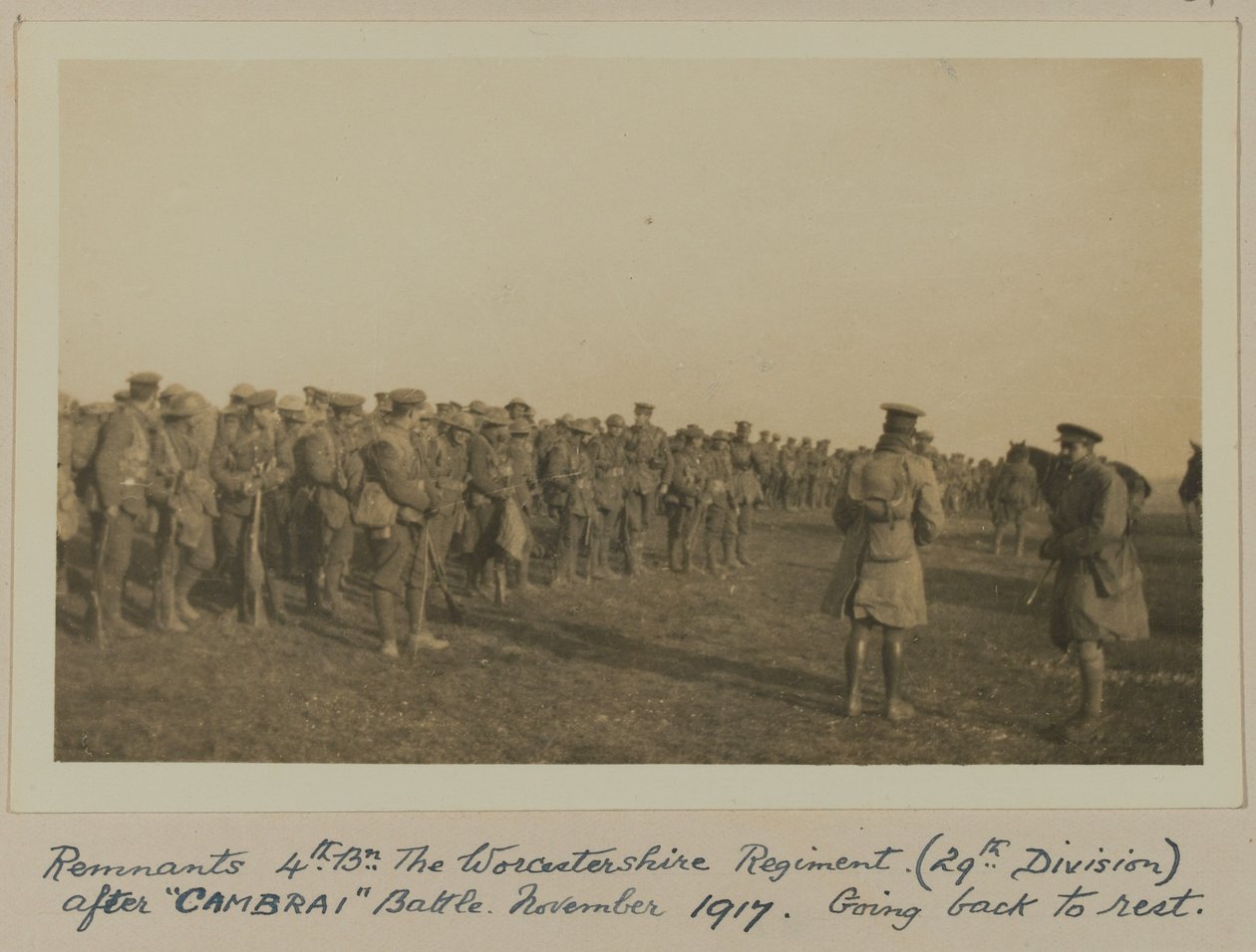 Remanescentes 4º. Bn O Regimento de Worcestershire (29ª Divisão) depois da Batalha de “CAMBRAI”, novembro de 1917, Voltando para descansar de English Photographer