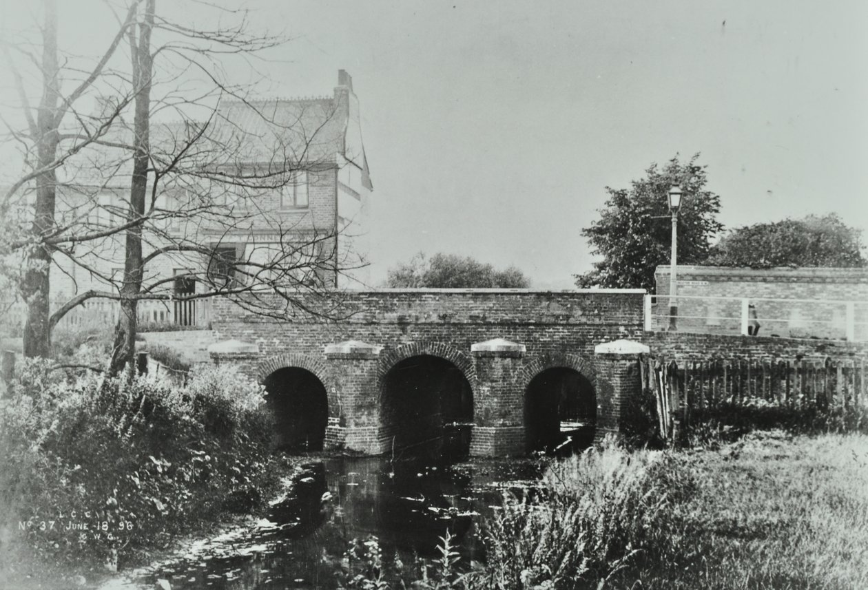 Roe Bridge, Mitcham Lane, 1897 de English Photographer