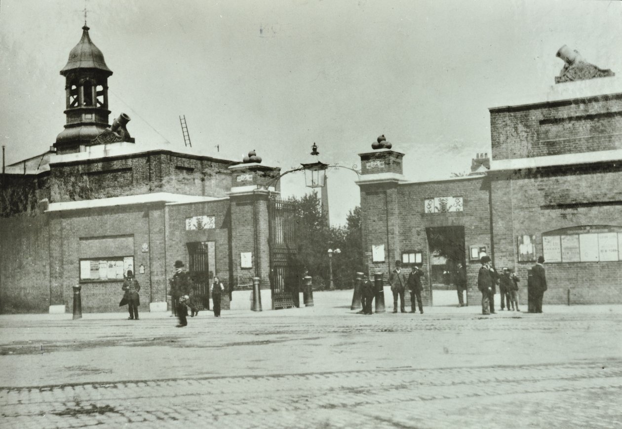Portão principal do Royal Arsenal, 1890 de English Photographer