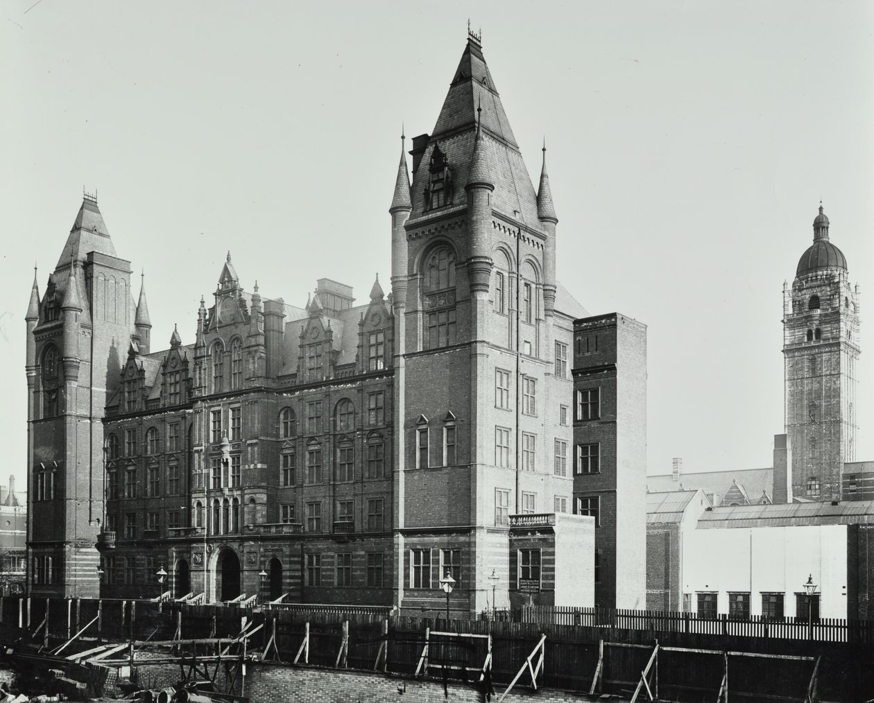 Colégio Real da Música: Prince Consort Road, 1894 de English Photographer