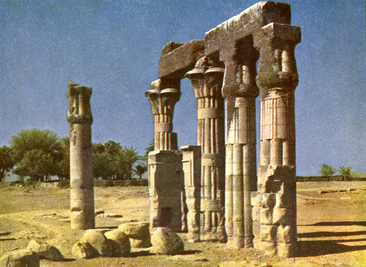 Templo em ruínas em Medamut, Egito de English Photographer