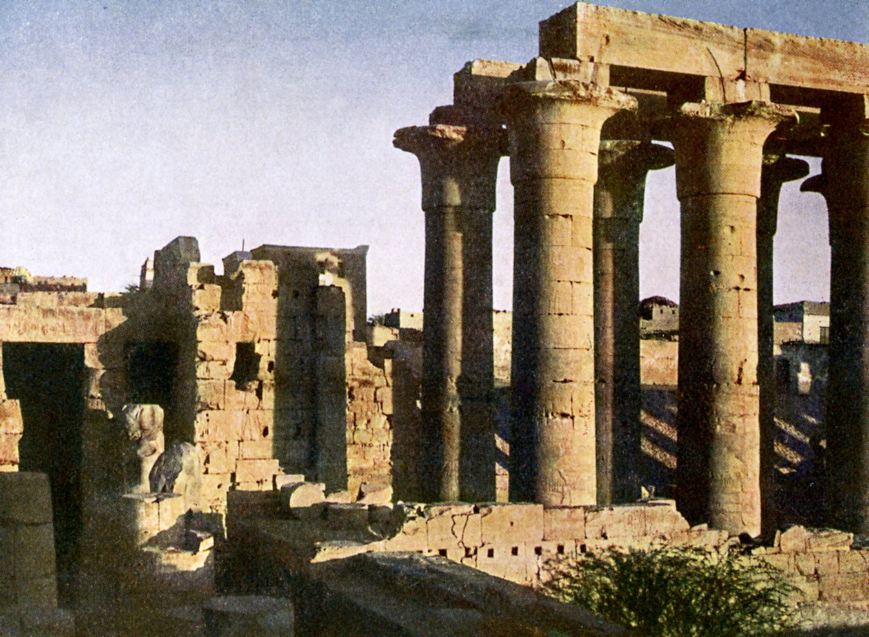 Ruínas do pórtico no Templo de Luxor, Egipto. de English Photographer