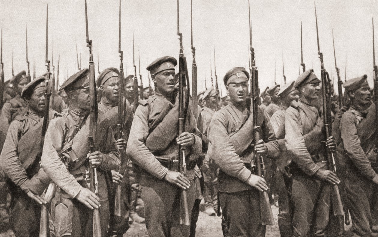Infantaria russa em desfile e apresentando armas durante a Primeira Guerra Mundial, de The Illustrated War News, 1915 de English Photographer