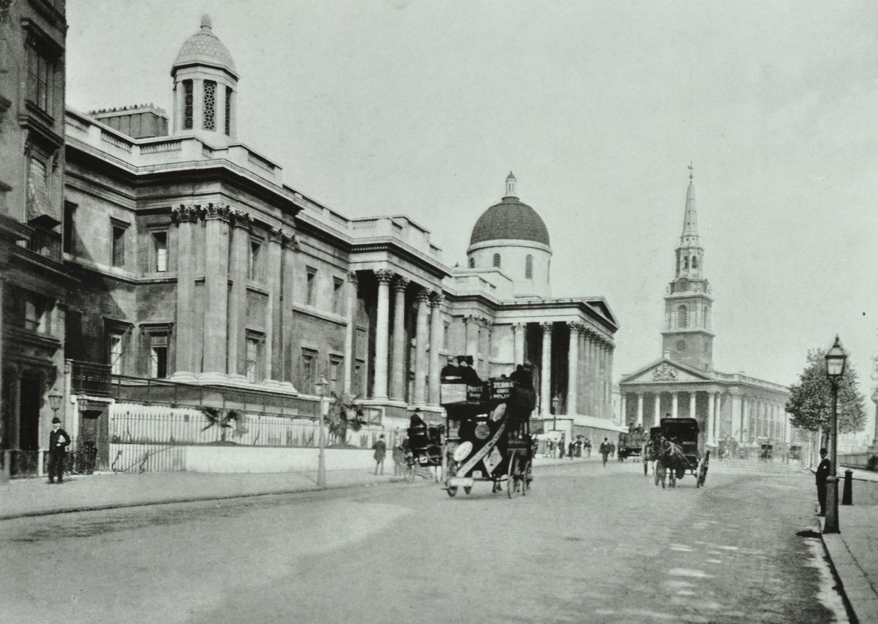 São Martinho nos Campos e Galeria Nacional, Trafalgar Square, Westminster LB: lado norte olhando para o leste, 1896 de English Photographer