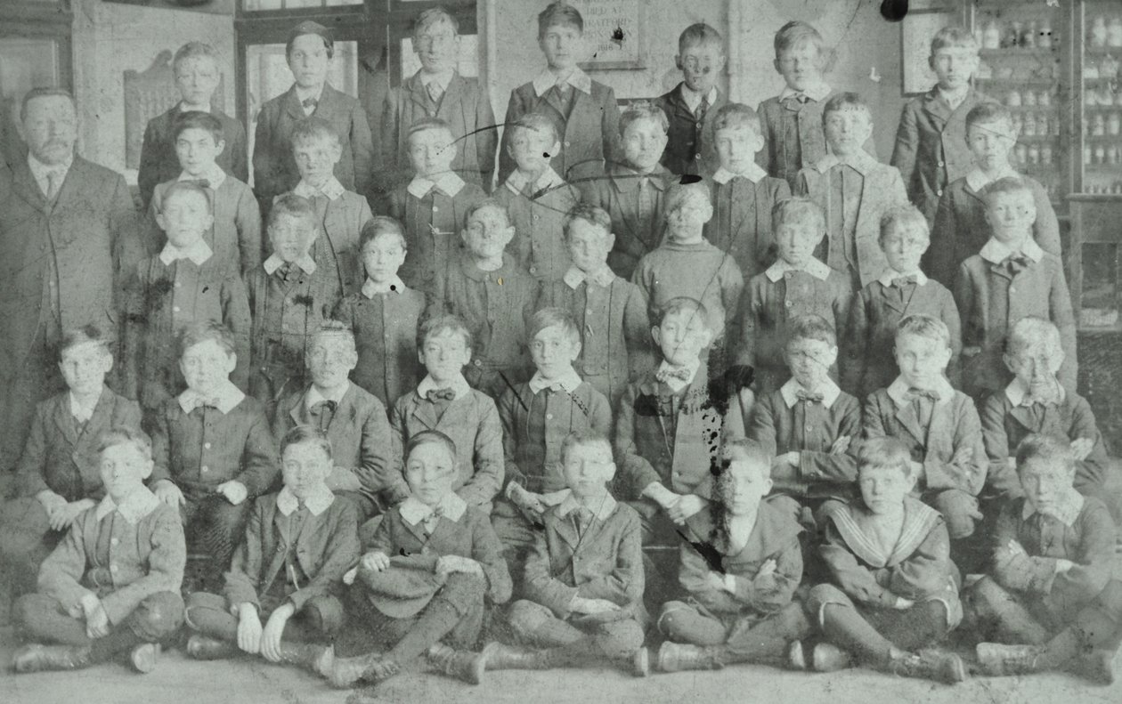 Grupo escolar, desconhecido, 1895 de English Photographer
