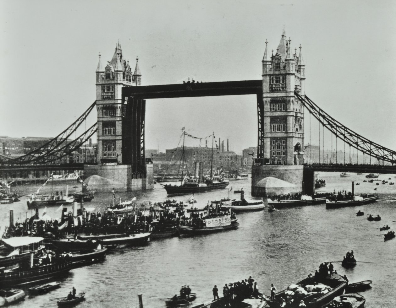 Navios passam por baixo da Tower Bridge, 1894 de English Photographer