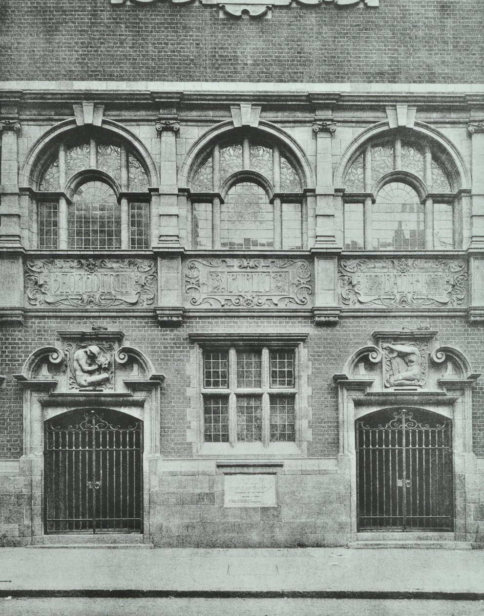Banhos Públicos de Shoreditch: exterior, 1898 de English Photographer