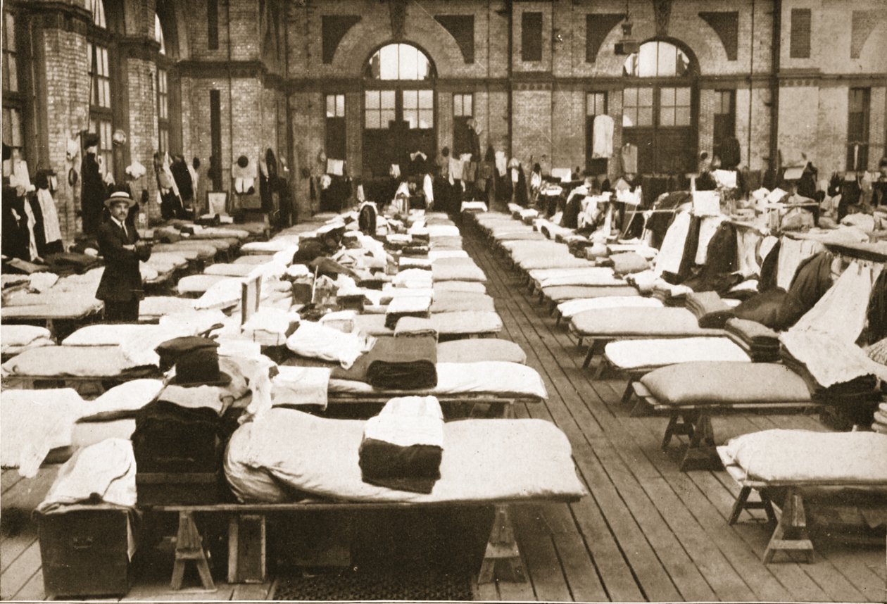 Alojamento para dormir: O pequeno salão, Alexandra Palace, ilustração dos prisioneiros alemães na Grã-Bretanha (fotogravura) de English Photographer