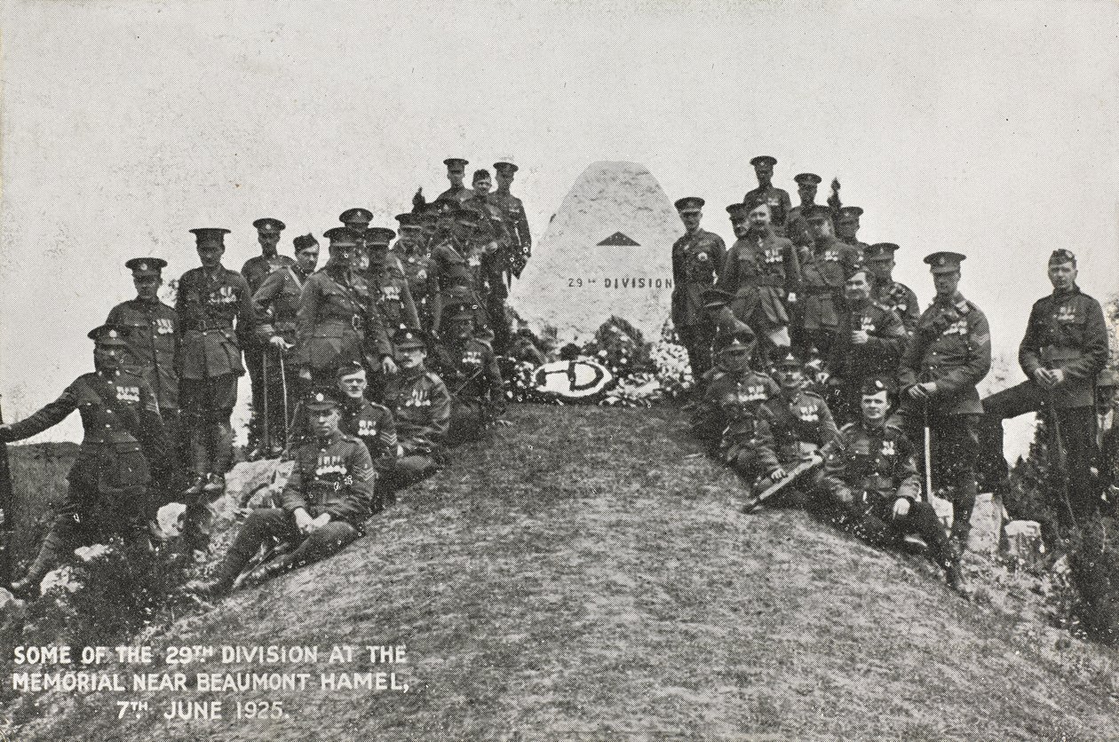 Alguns da 29ª Divisão no memorial perto de Beaumont Hamel, 7 de junho de 1925 de English Photographer