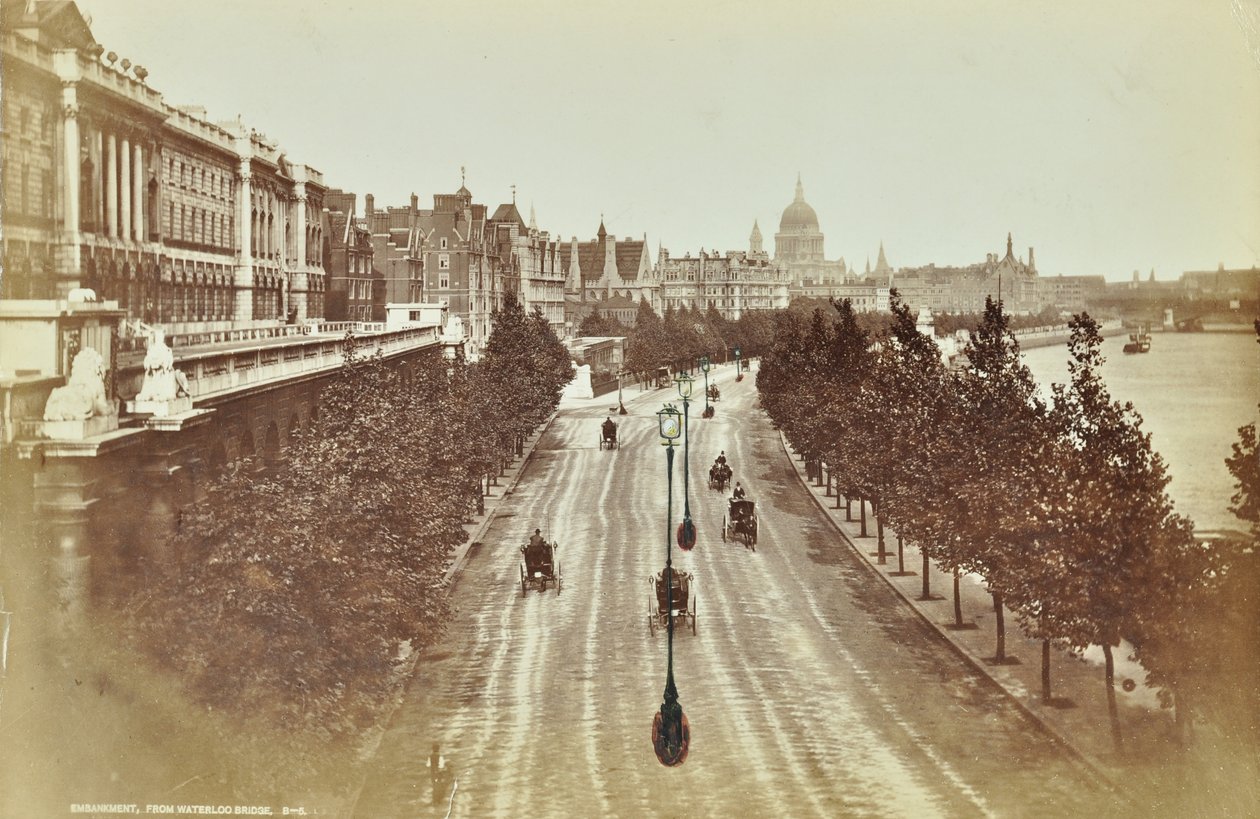 Somerset House, Victoria Embankment, Westminster LB: olhando para o norte a partir da ponte de Waterloo, 1895 de English Photographer