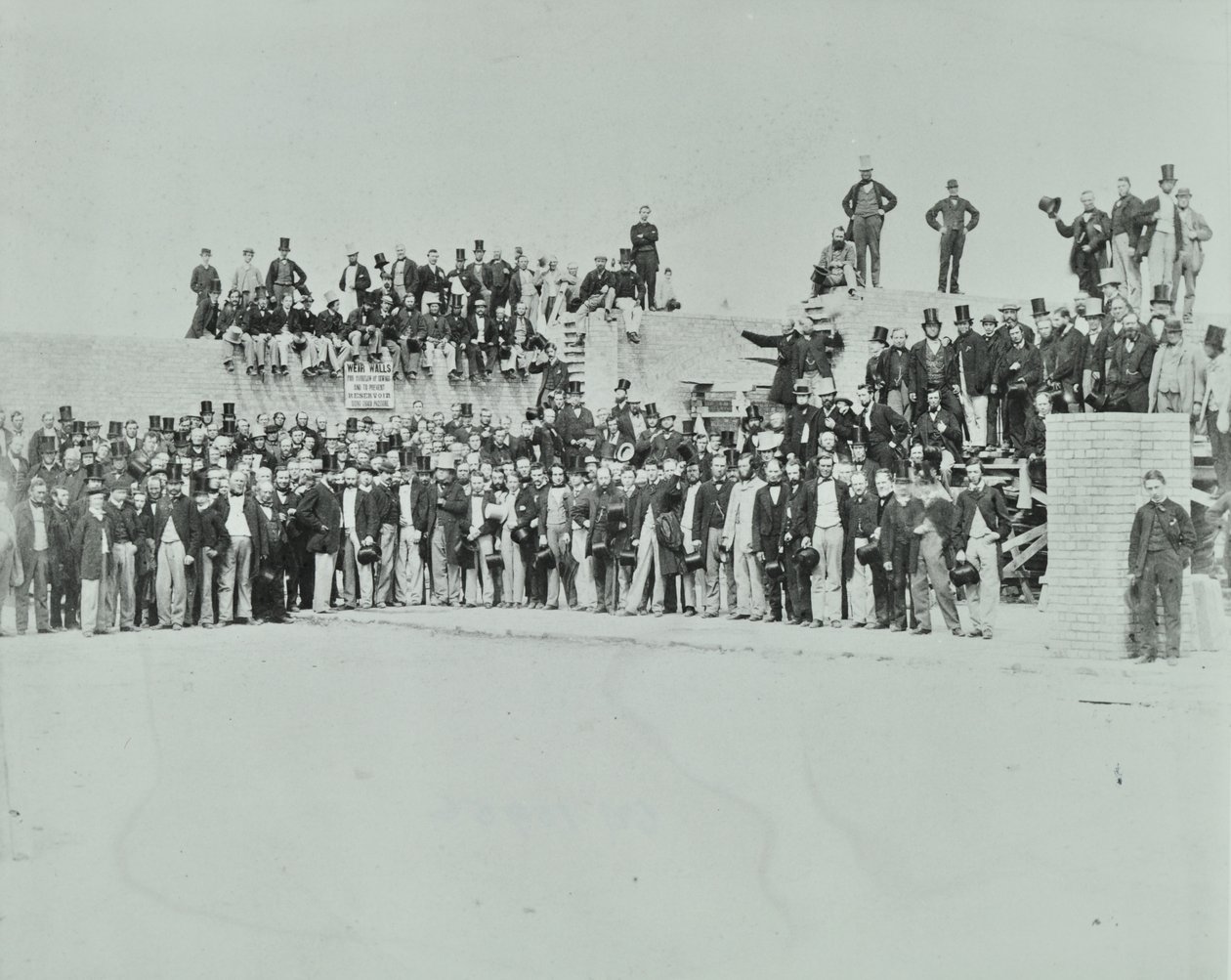 Esgoto do emissário do sul, Crossness: dignitários no local, 1865 de English Photographer