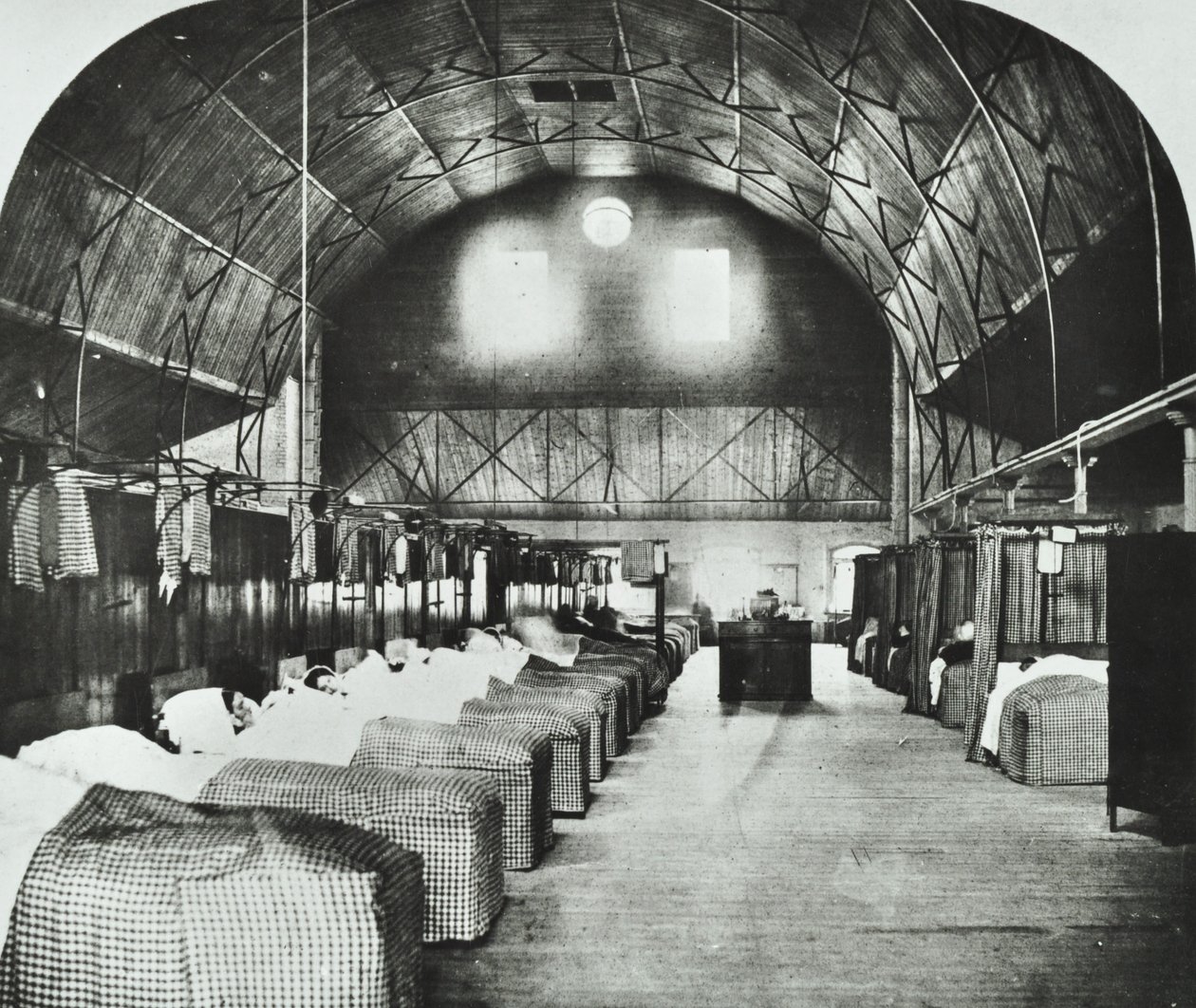 St Thomass Hospital: ala temporária no Surrey Gardens Music Hall, 1868 de English Photographer