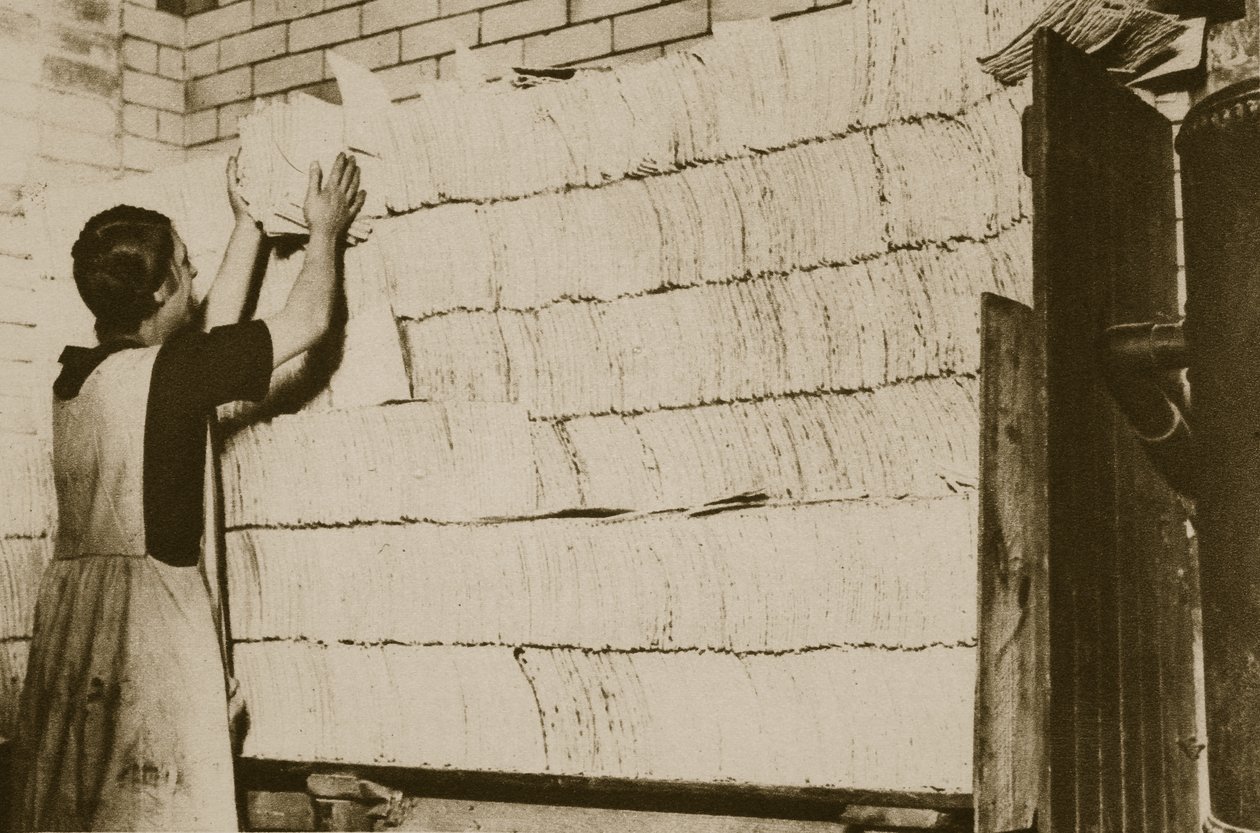 Empilhando pão ázimo para a Páscoa em uma padaria hebraica (foto sépia) de English Photographer