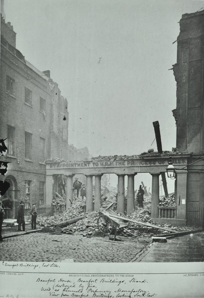 Strand, Westminster LB: edifícios de Beaufort, dano de fogo, 1890 de English Photographer