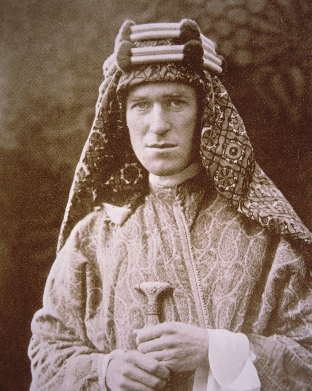 T.E. Lawrence em traje árabe durante a Primeira Guerra Mundial, c.1914-18 (foto a p/b) de English Photographer