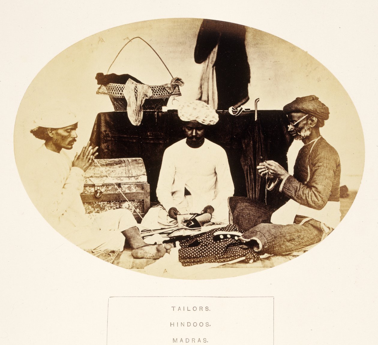 Alfaiates, Hindoos, Madras, de The People of India, por J. Forbes Watson, publicado em 1868 (albumen print) de English Photographer