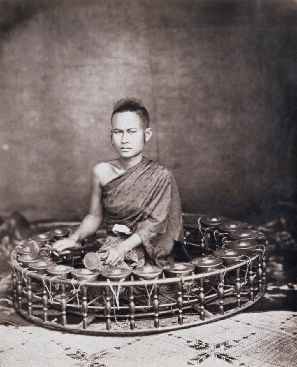 Músico tailandês, c.1870 (albumen print) de English Photographer