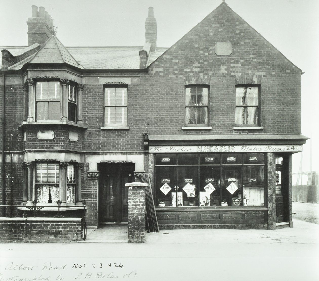 The Beehive Dining Rooms 97.0 ALB, 1899 de English Photographer